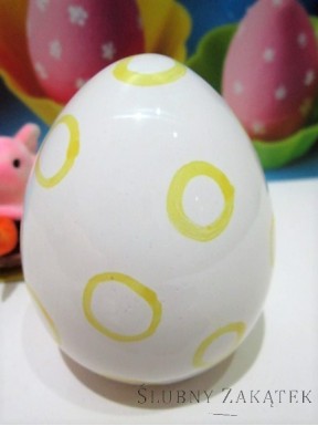 Białe jajko ceramiczne